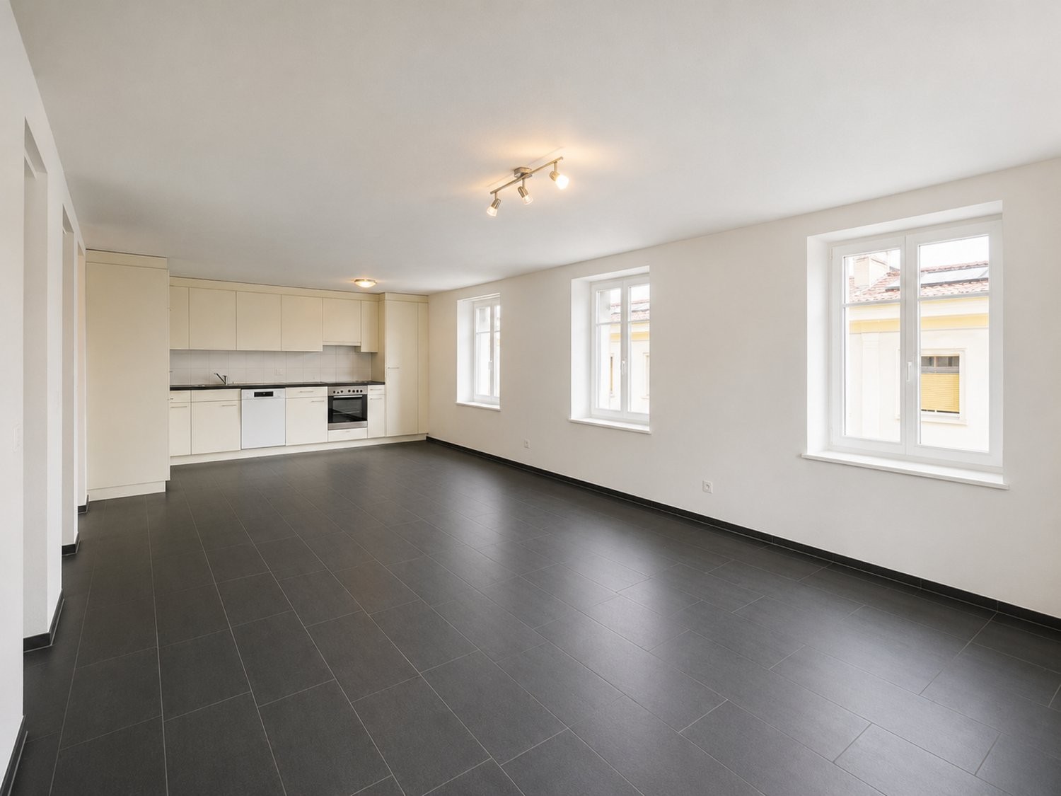23 ½ rooms multi family house