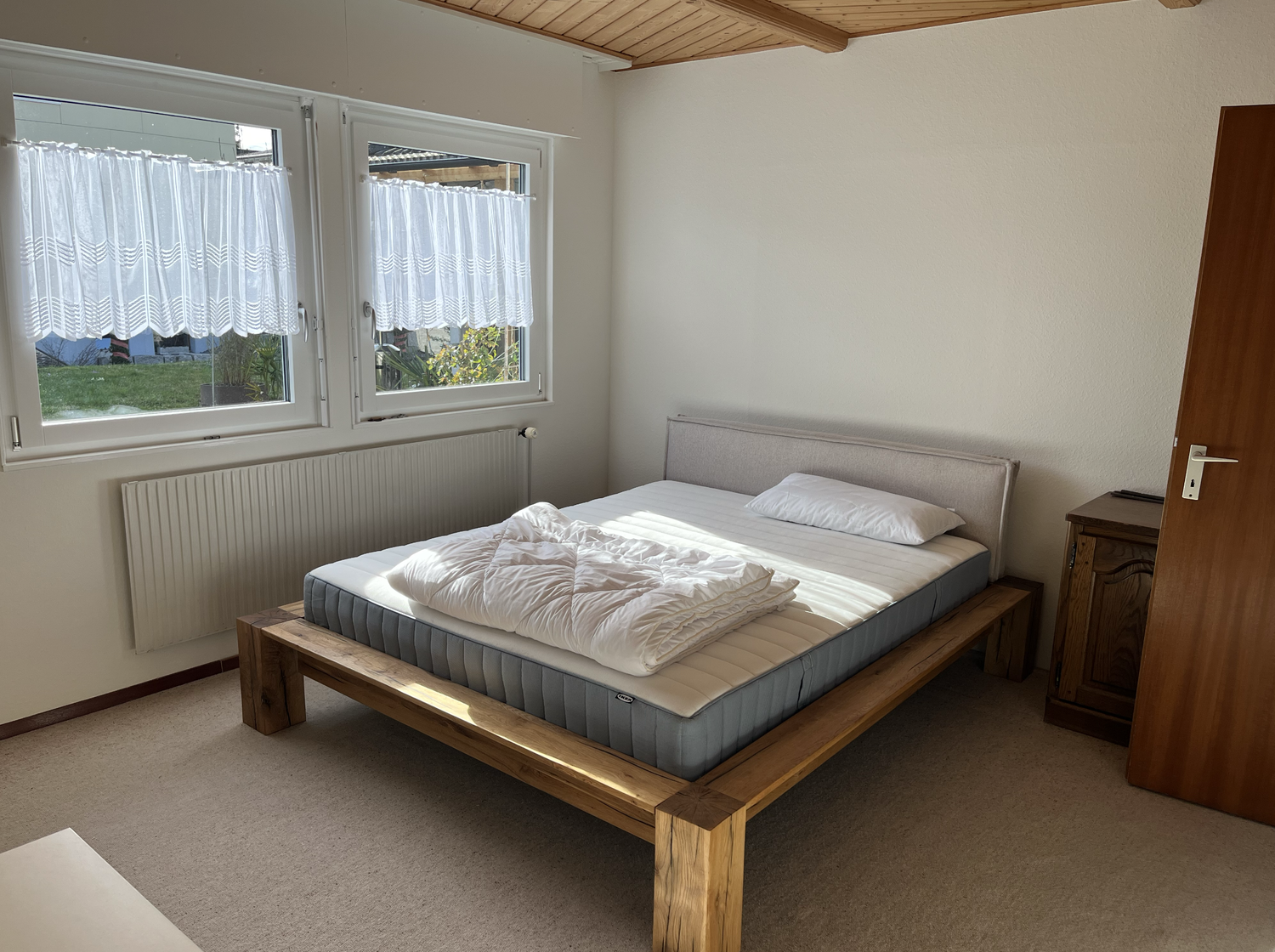 Zimmer in einer Wohngemeinschaft
Das Zimmer bietet ca. 10-11 m2, ist voll möbliert in einem Haus mit Wohngemeinschaft. Der Vertrag ist auf 6 Monate bis Ende Februar befristet. Garten, Terrasse, Parkplatz, kleiner Fitnessbereich im Keller sind alle verfügbar und bereit zur Nutzung., Foto 1 von 4