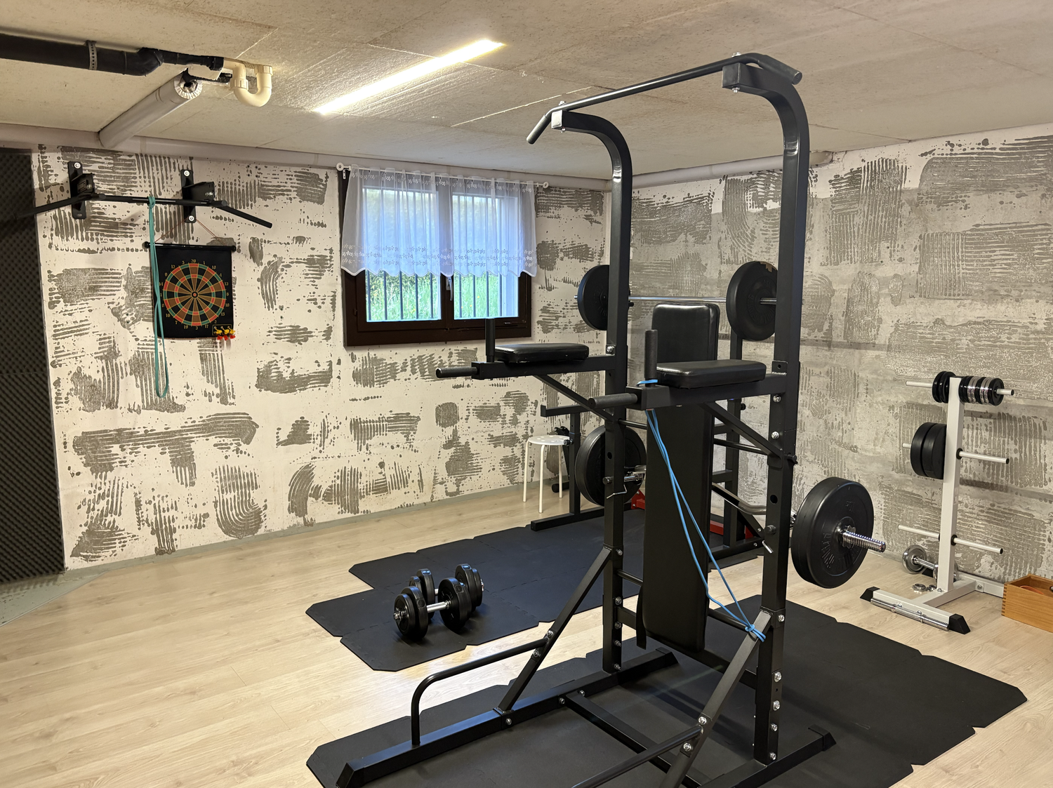 Zimmer in einer Wohngemeinschaft
Das Zimmer bietet ca. 10-11 m2, ist voll möbliert in einem Haus mit Wohngemeinschaft. Der Vertrag ist auf 6 Monate bis Ende Februar befristet. Garten, Terrasse, Parkplatz, kleiner Fitnessbereich im Keller sind alle verfügbar und bereit zur Nutzung., Foto 2 von 4