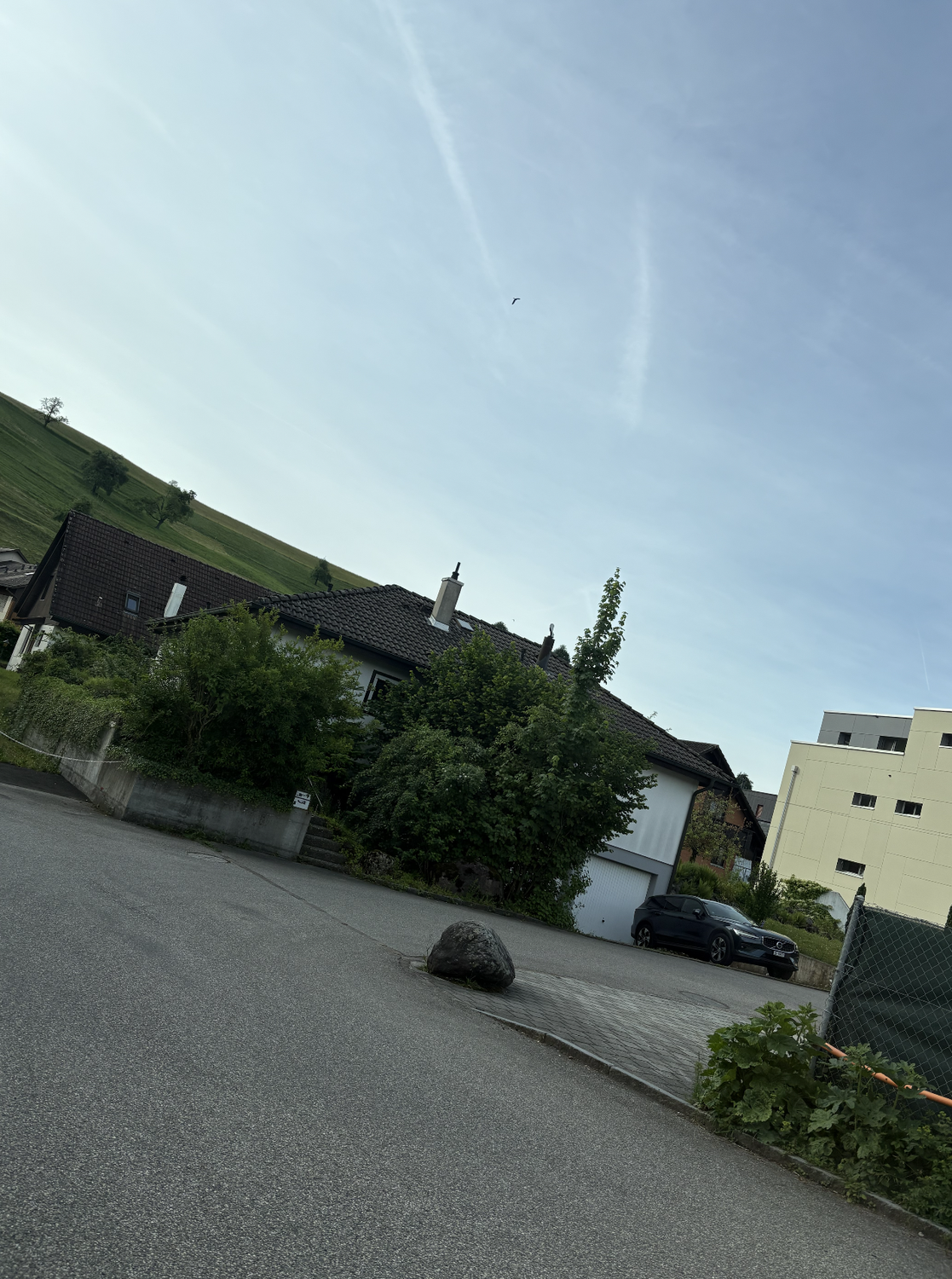 Zimmer in einer Wohngemeinschaft
Das Zimmer bietet ca. 10-11 m2, ist voll möbliert in einem Haus mit Wohngemeinschaft. Der Vertrag ist auf 6 Monate bis Ende Februar befristet. Garten, Terrasse, Parkplatz, kleiner Fitnessbereich im Keller sind alle verfügbar und bereit zur Nutzung., Foto 3 von 4