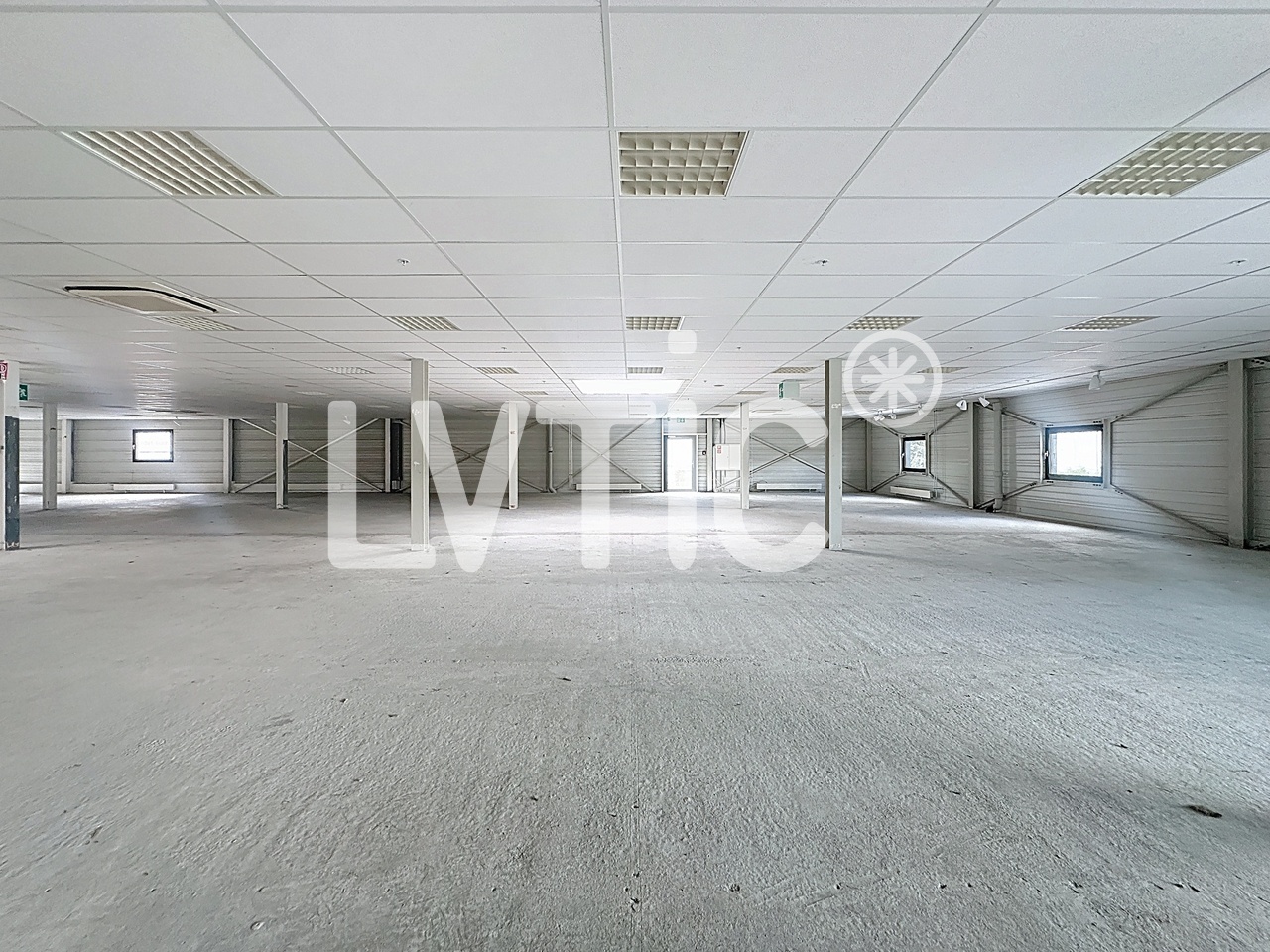 1665m² shop