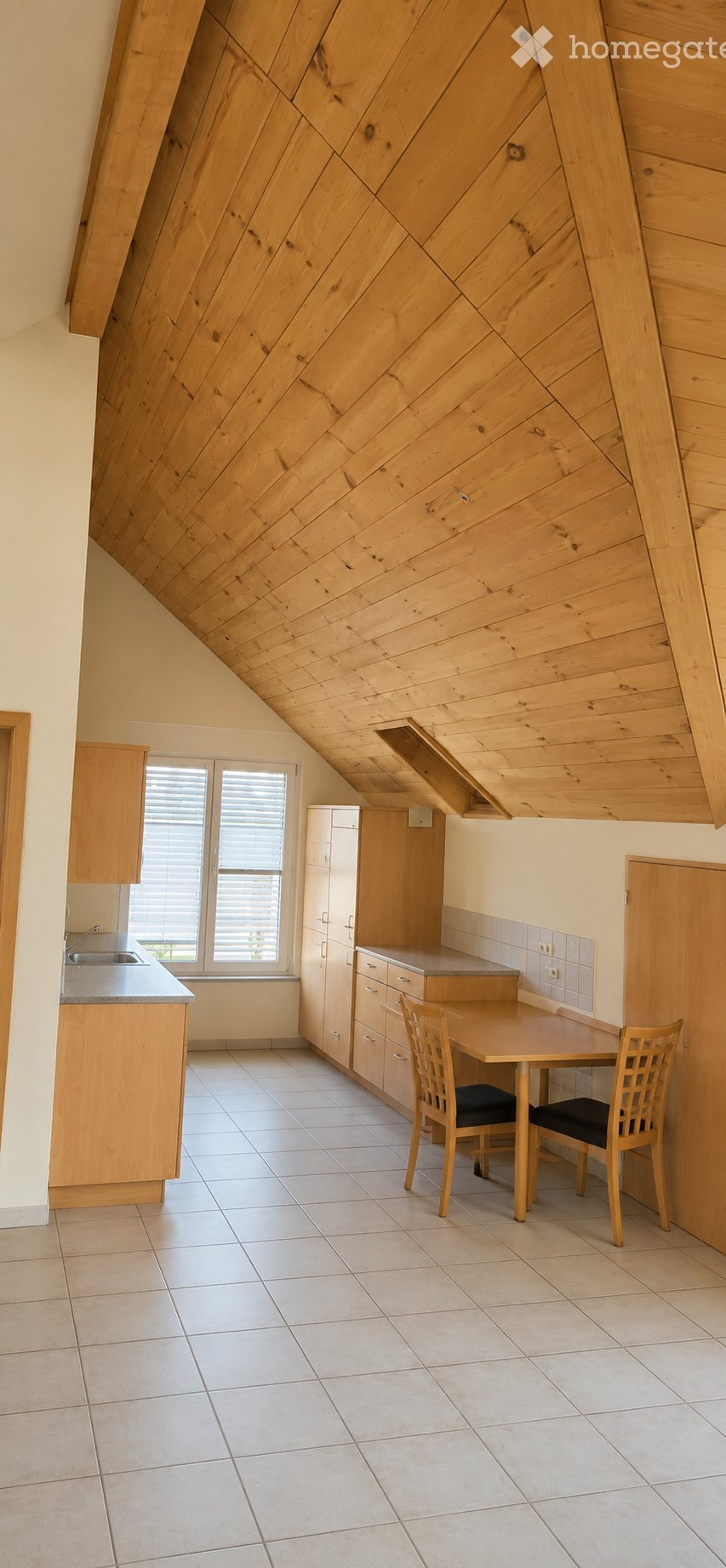Appartement de 4 ½ pièces

Je loue, immédiatement ou à convenir, un charmant appartement mansardé au 2ème étage avec entrée indépendante. L'appartement séduit par son emplacement calme et une ambiance de vie agréable, idéale pour les couples ou les personnes seules qui accordent de l'importance à l'