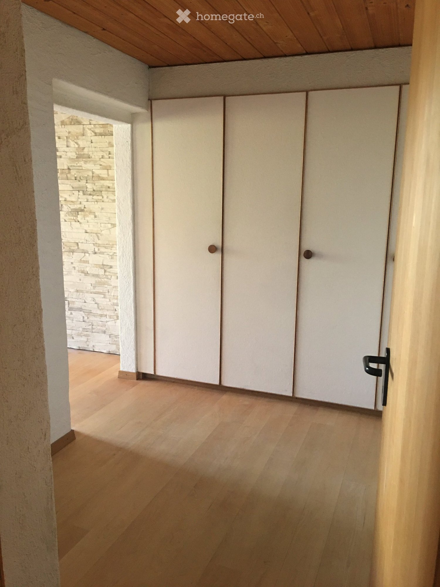 3 pièces appartement
à louer à partir du 1.9. ou 1.10.2026
appartement avec beaucoup de charme au 1er étage
2 chambres et un grand salon,
salle de bain avec baignoire, 1 balcon
loyer CHF 1'420.00 plus 260.00 charges
une place de parc est disponible
Note: Since the original text already included th