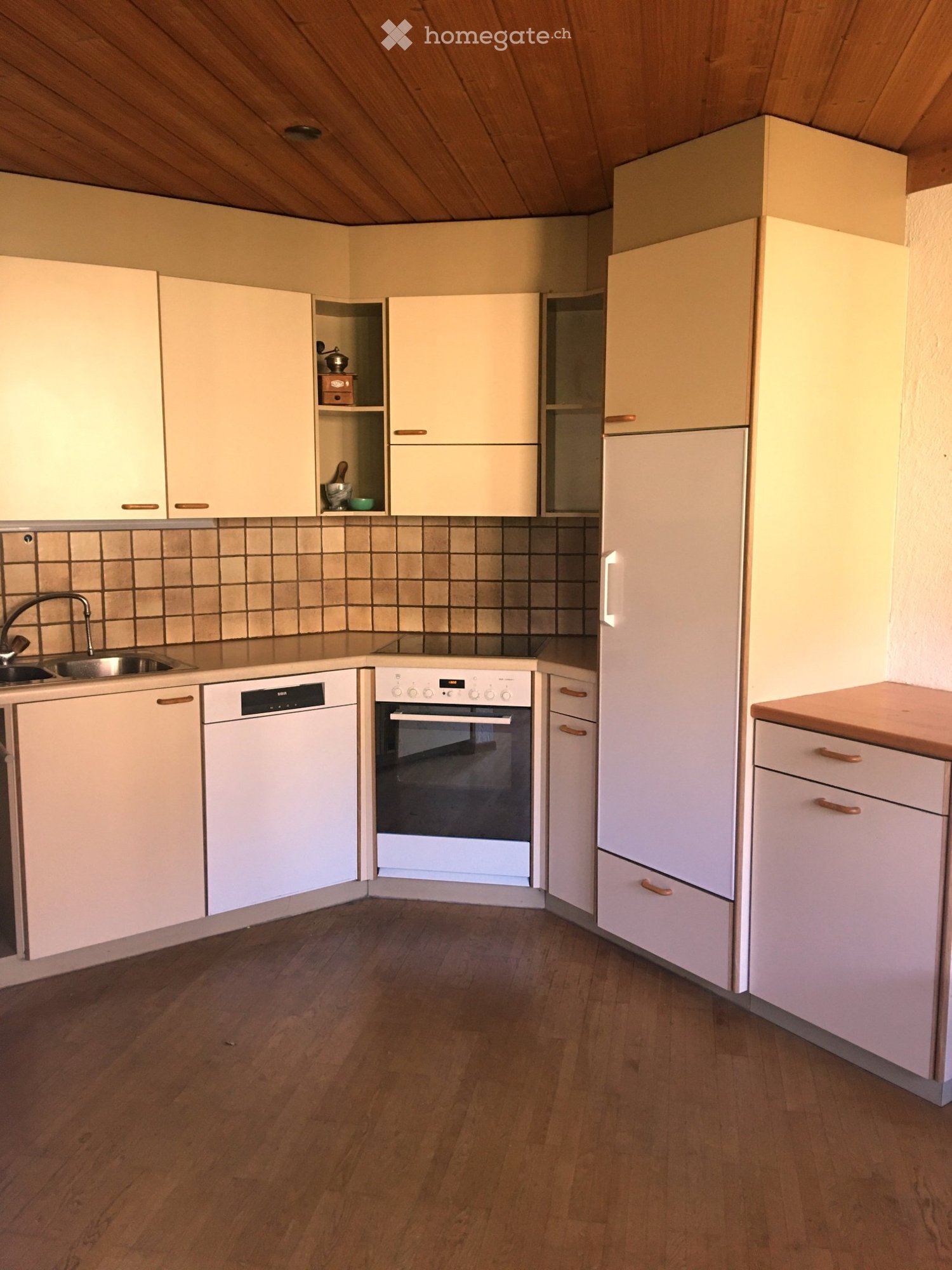 3 pièces appartement
à louer à partir du 1.9. ou 1.10.2026
appartement avec beaucoup de charme au 1er étage
2 chambres et un grand salon,
salle de bain avec baignoire, 1 balcon
loyer CHF 1'420.00 plus 260.00 charges
une place de parc est disponible
Note: Since the original text already included th