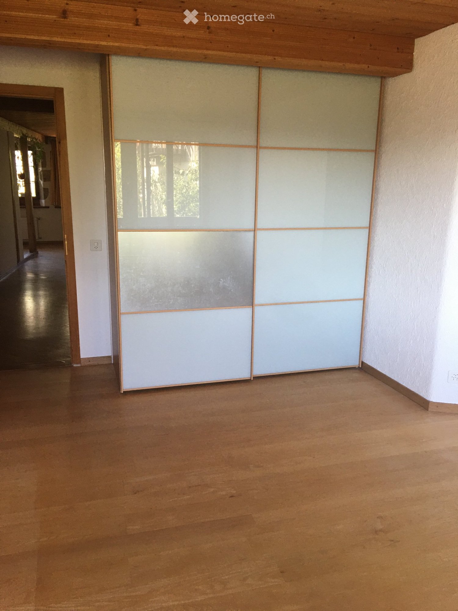 3 pièces appartement
à louer à partir du 1.9. ou 1.10.2026
appartement avec beaucoup de charme au 1er étage
2 chambres et un grand salon,
salle de bain avec baignoire, 1 balcon
loyer CHF 1'420.00 plus 260.00 charges
une place de parc est disponible
Note: Since the original text already included th