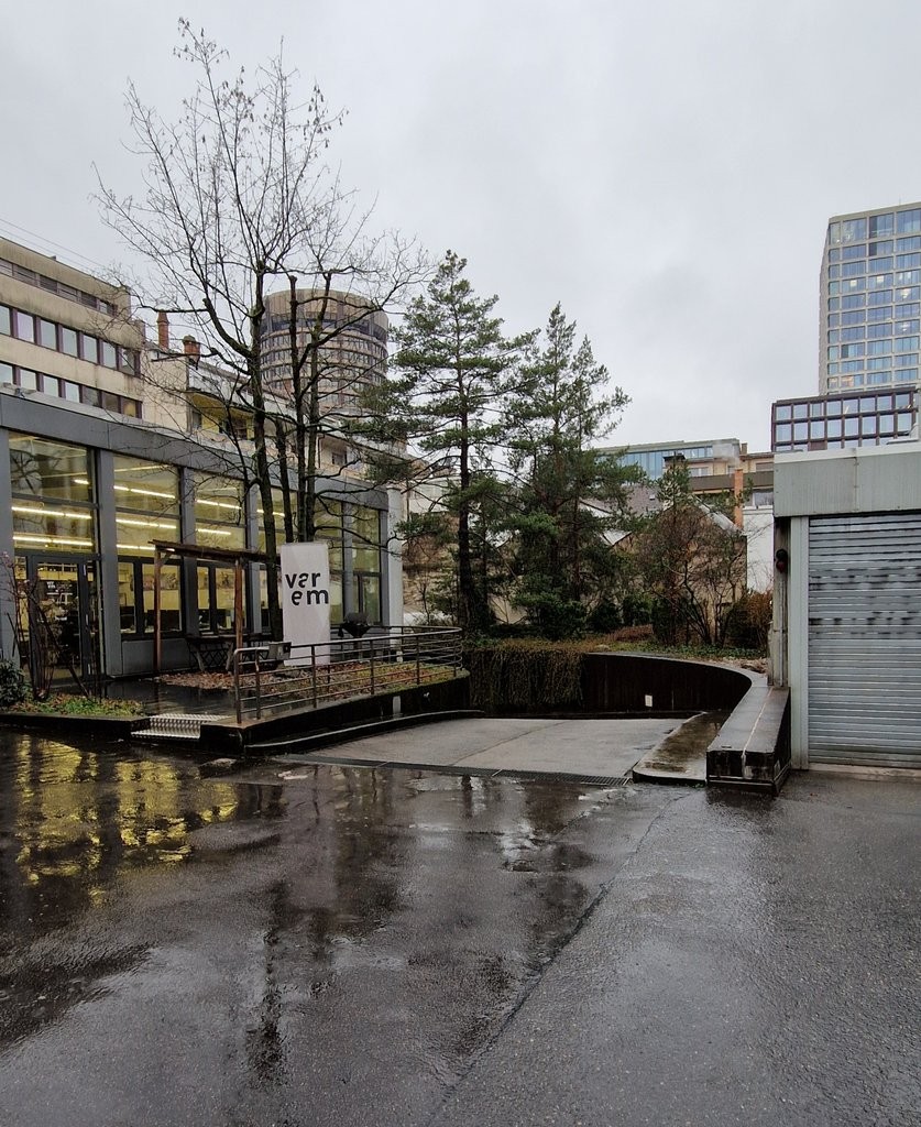 Underground slot, Foto 1 von 2