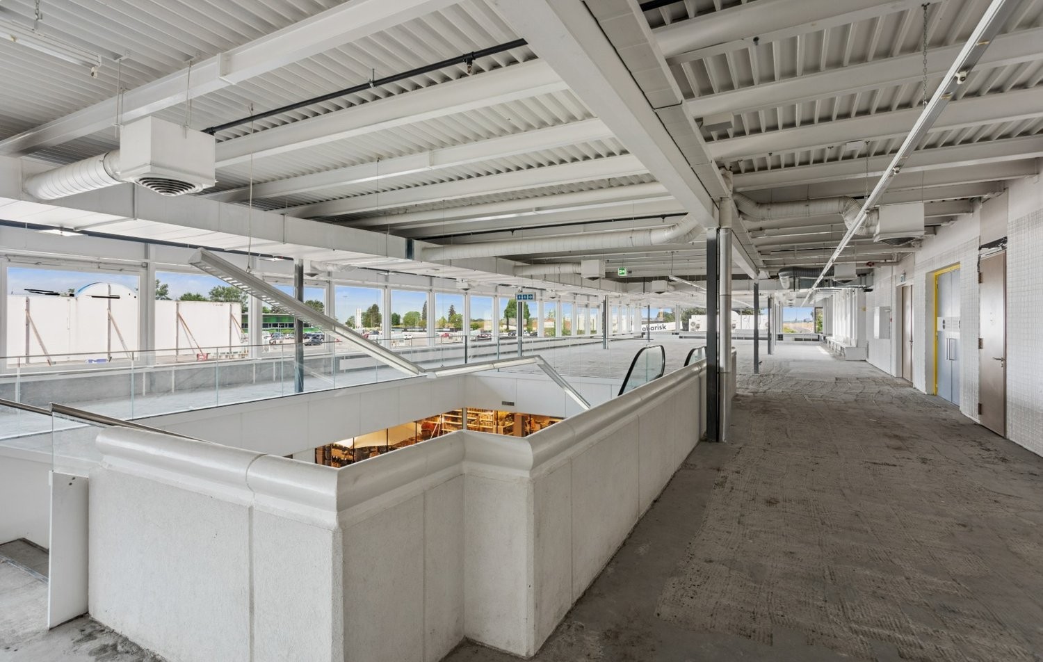 350m² shop