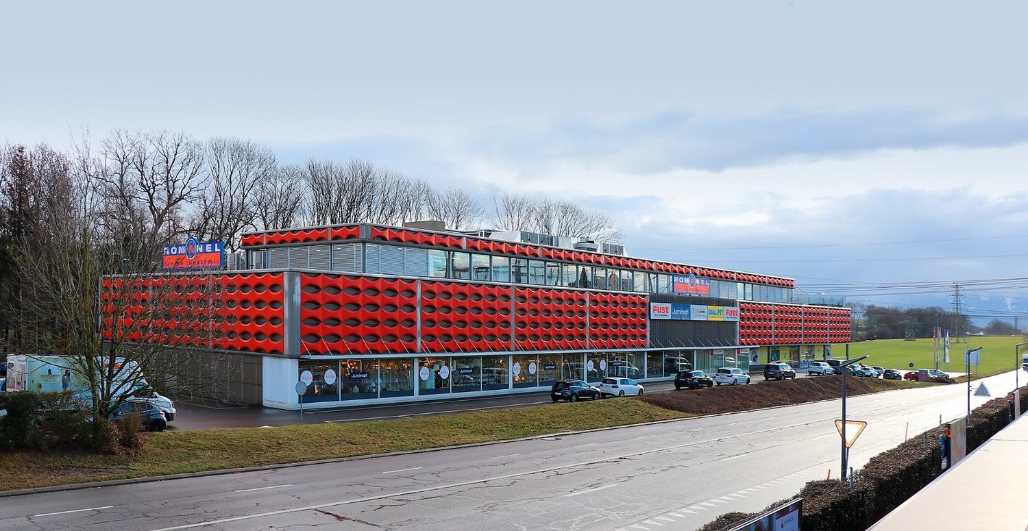 350m² shop