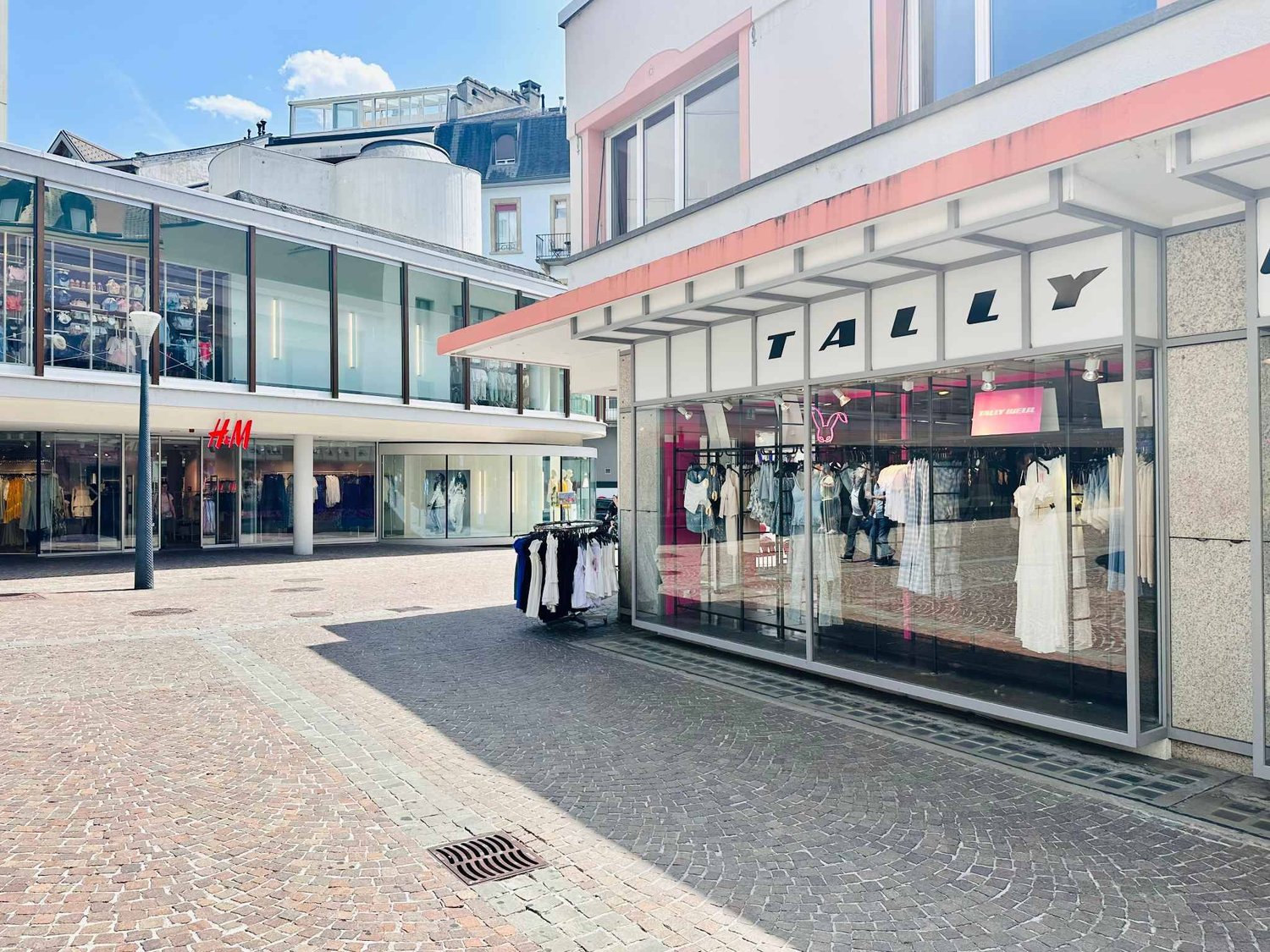 570m² Ladenlokal

Ladenlokal, 570 m2 zu vermieten - Standort Nummer 1

Premium-Standort
Reiches und vielfältiges Geschäftsumfeld
Marken: H&M;, Manor, Fnac, Coop, Salt, NewYorker, ...

Strategische Lage im Herzen des Stadtzentrums
Zone mit starkem Fussgängerverkehr und hoher Sichtbarkeit
Grosszügige 