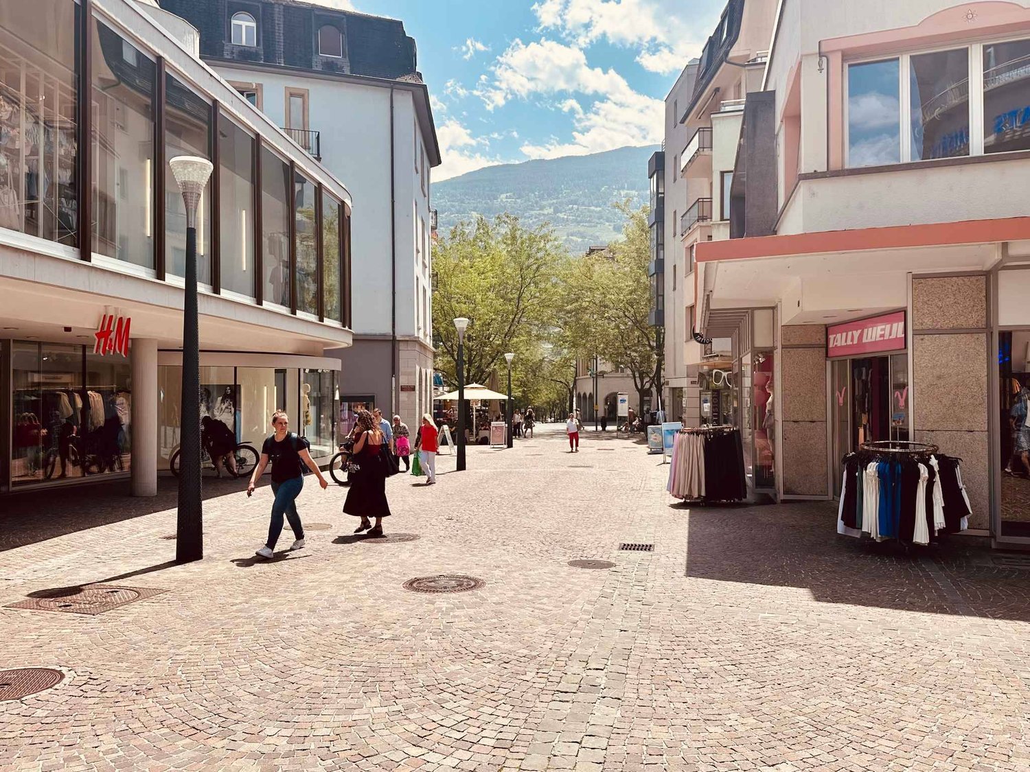 570m² Ladenlokal

Ladenlokal, 570 m2 zu vermieten - Standort Nummer 1

Premium-Standort
Reiches und vielfältiges Geschäftsumfeld
Marken: H&M;, Manor, Fnac, Coop, Salt, NewYorker, ...

Strategische Lage im Herzen des Stadtzentrums
Zone mit starkem Fussgängerverkehr und hoher Sichtbarkeit
Grosszügige 