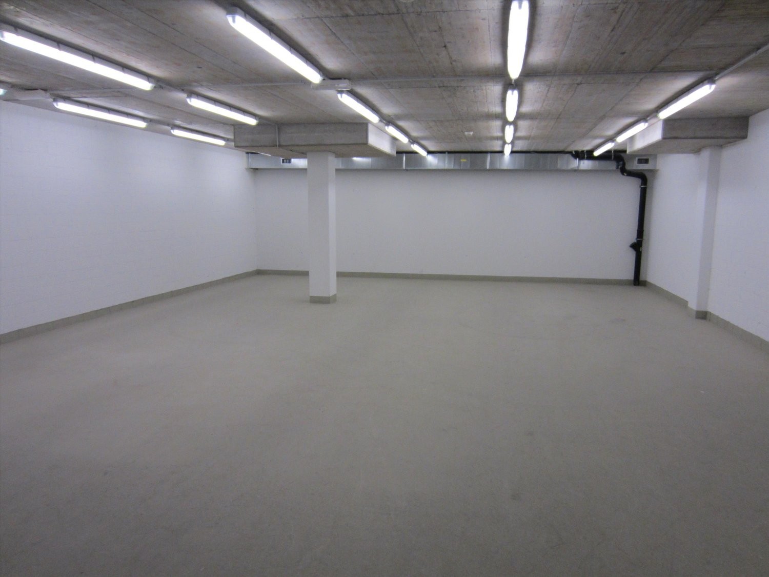 120m² storage room