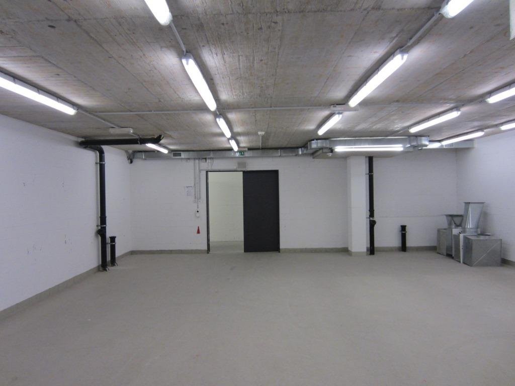 120m² storage room