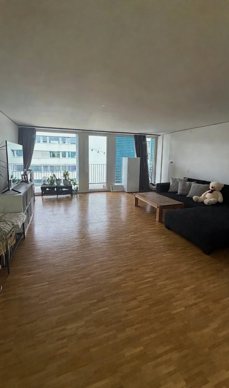 Zimmer in einer WG
Bevorzugt eine Frau 👩🏼 – wir suchen eine weibliche Mitbewohnerin, um die WG gemischt zu halten.
Suchen Sie einen neuen Ort, den Sie Ihr Zuhause nennen können? 🏡
Die Wohnung befindet sich in Oerlikon, in einer tollen und praktischen Lage, etwa 8 Minuten vom Bahnhof Oerlikon e, Foto 2 von 10