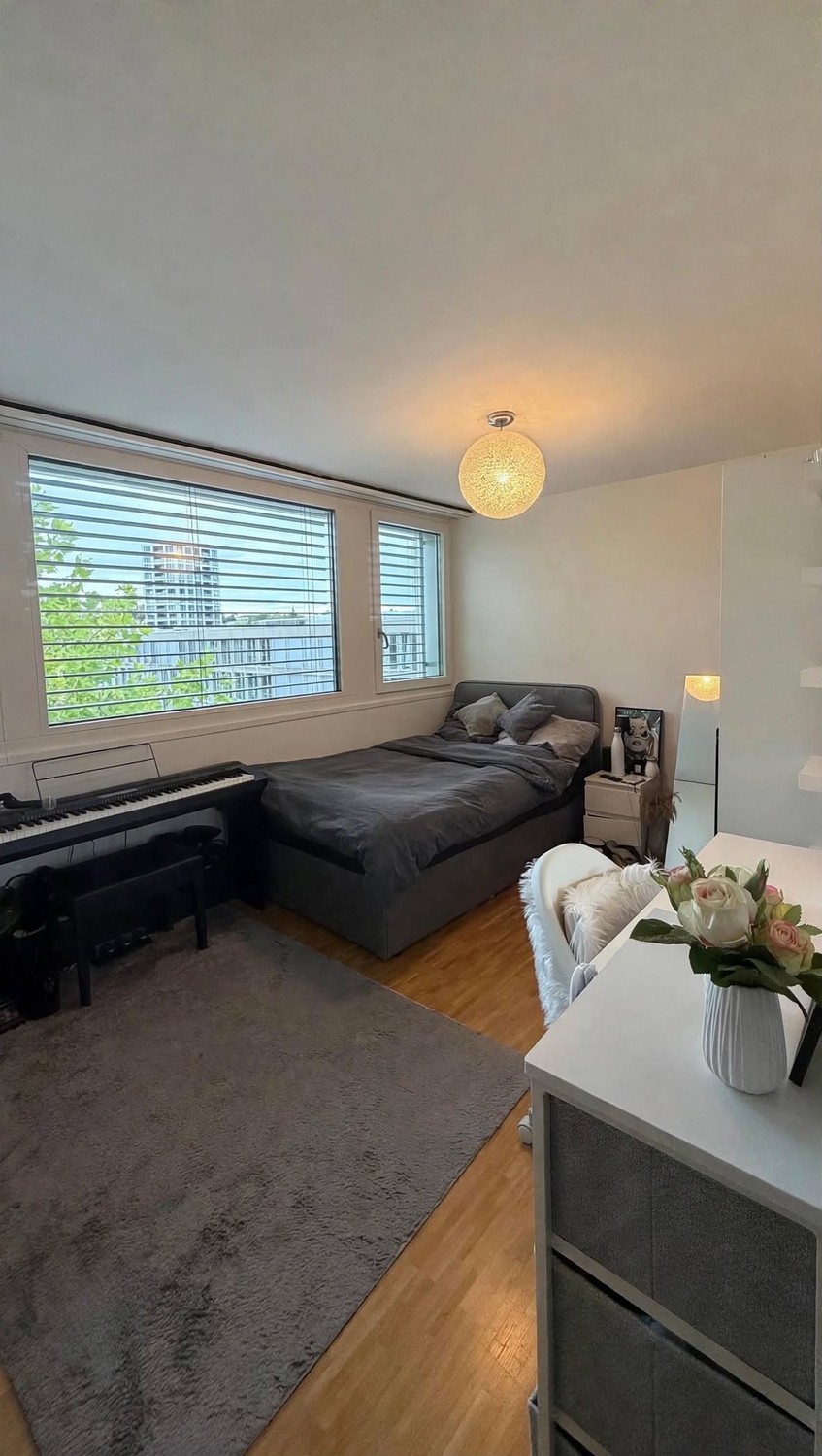 Zimmer in einer WG
Bevorzugt eine Frau 👩🏼 – wir suchen eine weibliche Mitbewohnerin, um die WG gemischt zu halten.
Suchen Sie einen neuen Ort, den Sie Ihr Zuhause nennen können? 🏡
Die Wohnung befindet sich in Oerlikon, in einer tollen und praktischen Lage, etwa 8 Minuten vom Bahnhof Oerlikon e, Foto 7 von 10