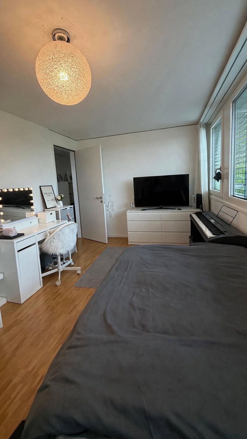 Zimmer in einer WG
Bevorzugt eine Frau 👩🏼 – wir suchen eine weibliche Mitbewohnerin, um die WG gemischt zu halten.
Suchen Sie einen neuen Ort, den Sie Ihr Zuhause nennen können? 🏡
Die Wohnung befindet sich in Oerlikon, in einer tollen und praktischen Lage, etwa 8 Minuten vom Bahnhof Oerlikon e, Foto 9 von 10