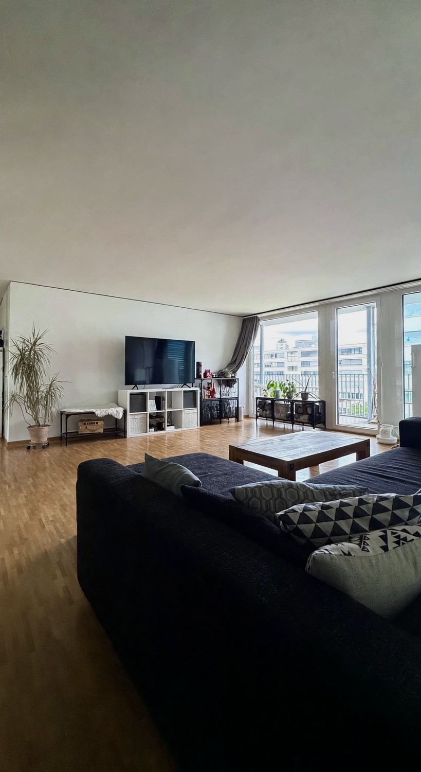 Zimmer in einer WG
Bevorzugt eine Frau 👩🏼 – wir suchen eine weibliche Mitbewohnerin, um die WG gemischt zu halten.
Suchen Sie einen neuen Ort, den Sie Ihr Zuhause nennen können? 🏡
Die Wohnung befindet sich in Oerlikon, in einer tollen und praktischen Lage, etwa 8 Minuten vom Bahnhof Oerlikon e, Foto 1 von 10