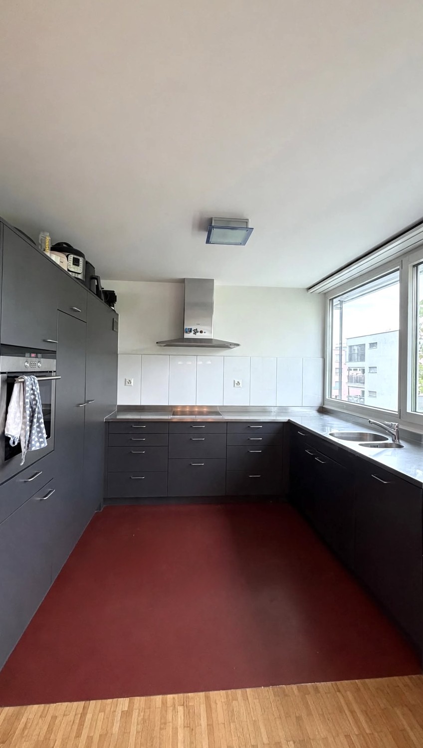Zimmer in einer WG
Bevorzugt eine Frau 👩🏼 – wir suchen eine weibliche Mitbewohnerin, um die WG gemischt zu halten.
Suchen Sie einen neuen Ort, den Sie Ihr Zuhause nennen können? 🏡
Die Wohnung befindet sich in Oerlikon, in einer tollen und praktischen Lage, etwa 8 Minuten vom Bahnhof Oerlikon e, Foto 5 von 10