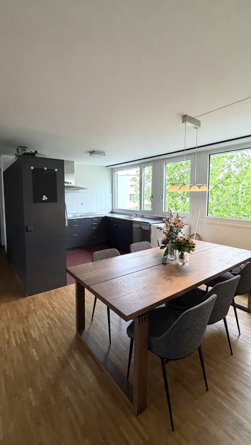 Zimmer in einer WG
Bevorzugt eine Frau 👩🏼 – wir suchen eine weibliche Mitbewohnerin, um die WG gemischt zu halten.
Suchen Sie einen neuen Ort, den Sie Ihr Zuhause nennen können? 🏡
Die Wohnung befindet sich in Oerlikon, in einer tollen und praktischen Lage, etwa 8 Minuten vom Bahnhof Oerlikon e, Foto 3 von 10