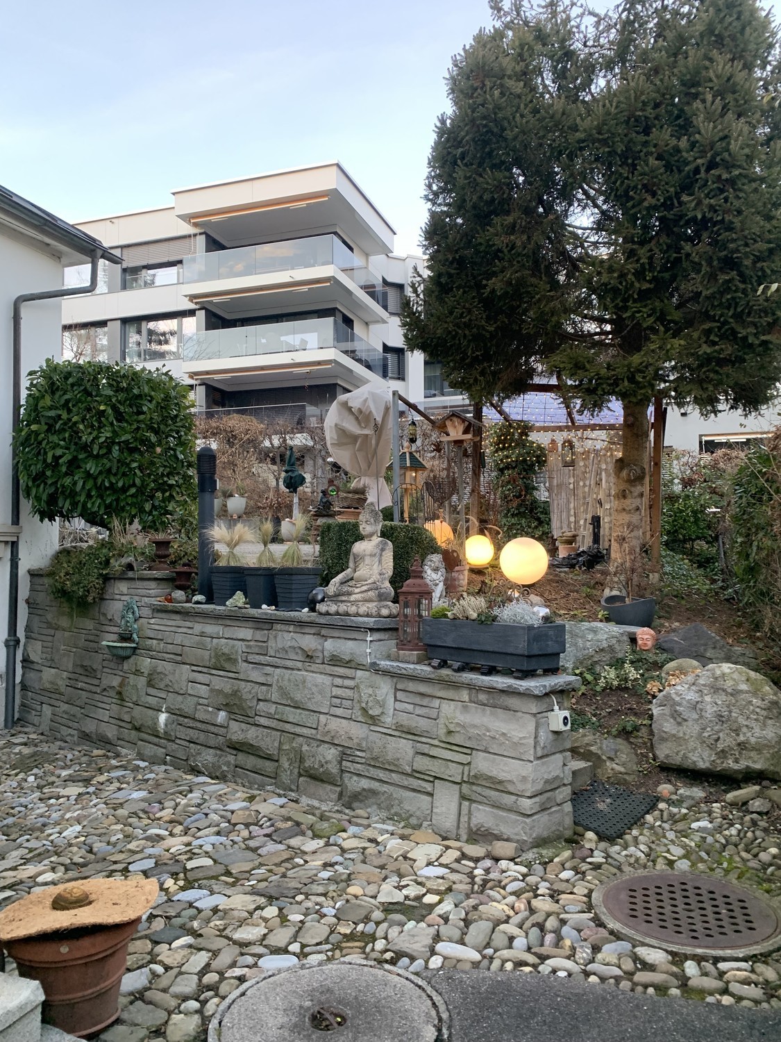 Zimmer in einer WG

Die Wohnung ist in der Nähe von: Trainstation, Coop, Migros, Denner, AktivFitness, Aldi, Lake, Gemeindehaus

das Zimmer ist süss, eher klein, aber gemütlich, hat ein Fenster mit Seeblick und ich inkludiere auch einen Wandschrank in der Miete sowie WIFi und die Nutzung von TV und 