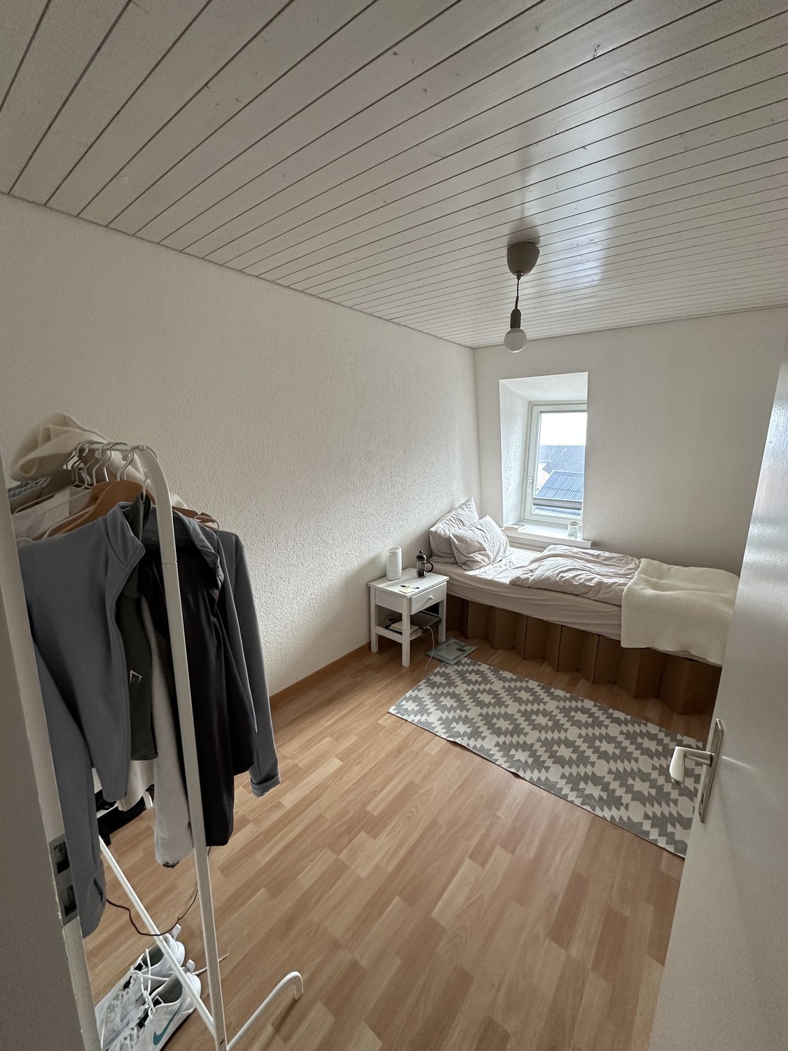 Zimmer in einer WG

Die Wohnung ist in der Nähe von: Trainstation, Coop, Migros, Denner, AktivFitness, Aldi, Lake, Gemeindehaus

das Zimmer ist süss, eher klein, aber gemütlich, hat ein Fenster mit Seeblick und ich inkludiere auch einen Wandschrank in der Miete sowie WIFi und die Nutzung von TV und 