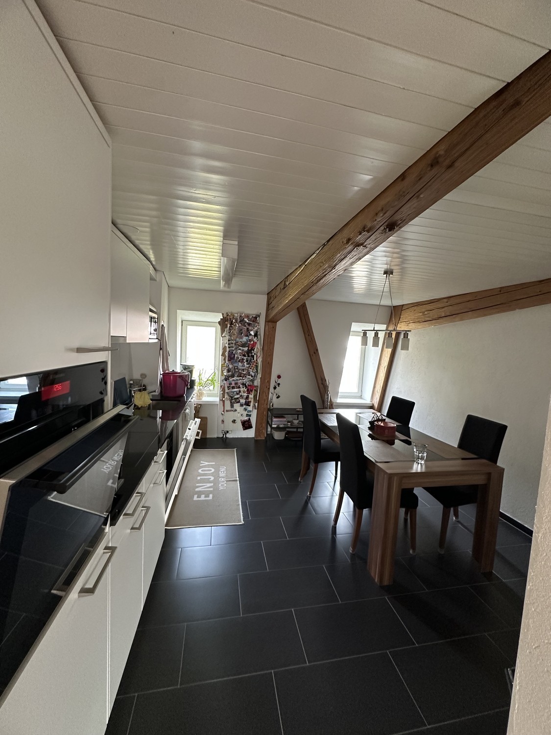 Zimmer in einer WG

Die Wohnung ist in der Nähe von: Trainstation, Coop, Migros, Denner, AktivFitness, Aldi, Lake, Gemeindehaus

das Zimmer ist süss, eher klein, aber gemütlich, hat ein Fenster mit Seeblick und ich inkludiere auch einen Wandschrank in der Miete sowie WIFi und die Nutzung von TV und 