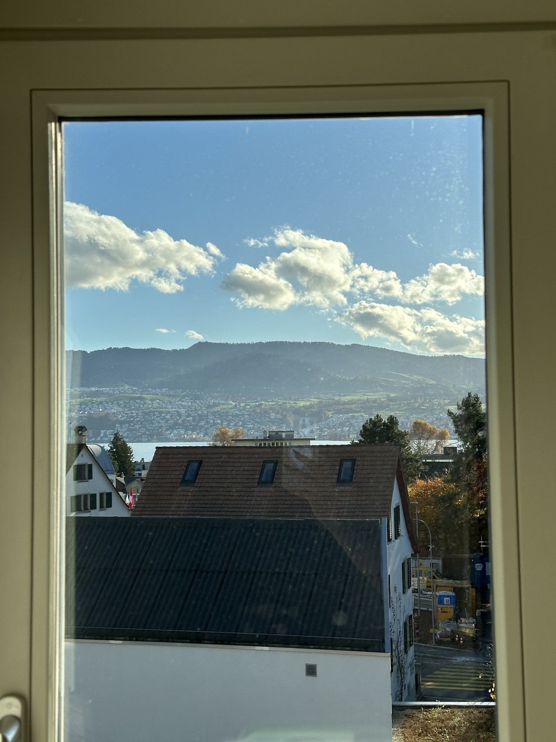 Zimmer in einer WG

Die Wohnung ist in der Nähe von: Trainstation, Coop, Migros, Denner, AktivFitness, Aldi, Lake, Gemeindehaus

das Zimmer ist süss, eher klein, aber gemütlich, hat ein Fenster mit Seeblick und ich inkludiere auch einen Wandschrank in der Miete sowie WIFi und die Nutzung von TV und 