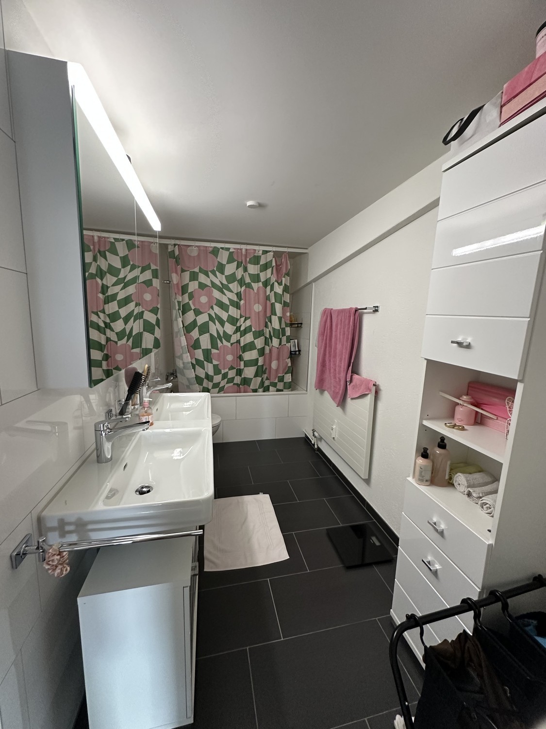 Zimmer in einer WG

Die Wohnung ist in der Nähe von: Trainstation, Coop, Migros, Denner, AktivFitness, Aldi, Lake, Gemeindehaus

das Zimmer ist süss, eher klein, aber gemütlich, hat ein Fenster mit Seeblick und ich inkludiere auch einen Wandschrank in der Miete sowie WIFi und die Nutzung von TV und 