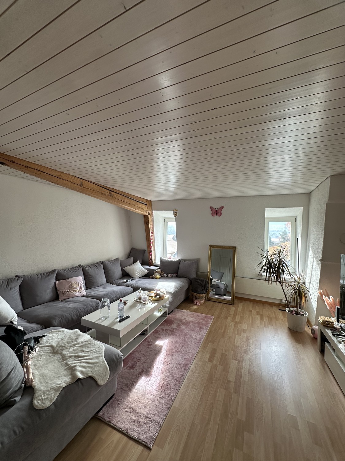 Zimmer in einer WG

Die Wohnung ist in der Nähe von: Trainstation, Coop, Migros, Denner, AktivFitness, Aldi, Lake, Gemeindehaus

das Zimmer ist süss, eher klein, aber gemütlich, hat ein Fenster mit Seeblick und ich inkludiere auch einen Wandschrank in der Miete sowie WIFi und die Nutzung von TV und 