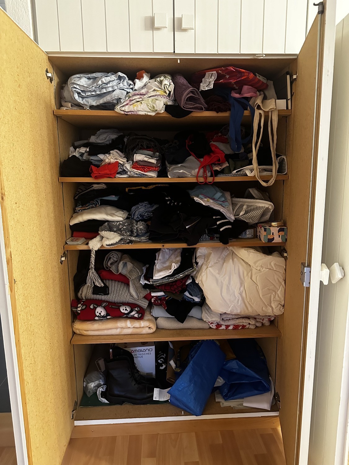 Zimmer in einer WG

Die Wohnung ist in der Nähe von: Trainstation, Coop, Migros, Denner, AktivFitness, Aldi, Lake, Gemeindehaus

das Zimmer ist süss, eher klein, aber gemütlich, hat ein Fenster mit Seeblick und ich inkludiere auch einen Wandschrank in der Miete sowie WIFi und die Nutzung von TV und 