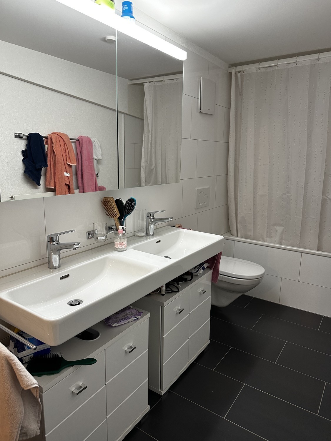 Zimmer in einer WG

Die Wohnung ist in der Nähe von: Trainstation, Coop, Migros, Denner, AktivFitness, Aldi, Lake, Gemeindehaus

das Zimmer ist süss, eher klein, aber gemütlich, hat ein Fenster mit Seeblick und ich inkludiere auch einen Wandschrank in der Miete sowie WIFi und die Nutzung von TV und 