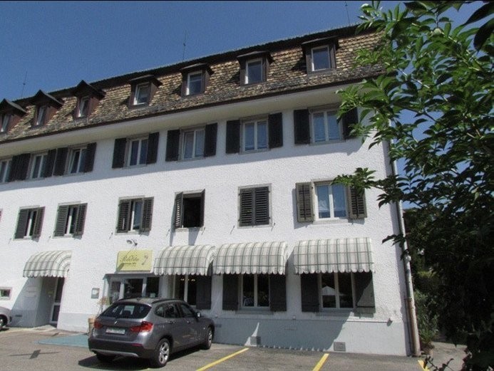 Zimmer in einer WG

Die Wohnung ist in der Nähe von: Trainstation, Coop, Migros, Denner, AktivFitness, Aldi, Lake, Gemeindehaus

das Zimmer ist süss, eher klein, aber gemütlich, hat ein Fenster mit Seeblick und ich inkludiere auch einen Wandschrank in der Miete sowie WIFi und die Nutzung von TV und 
