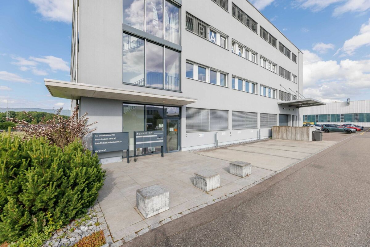 374m² office