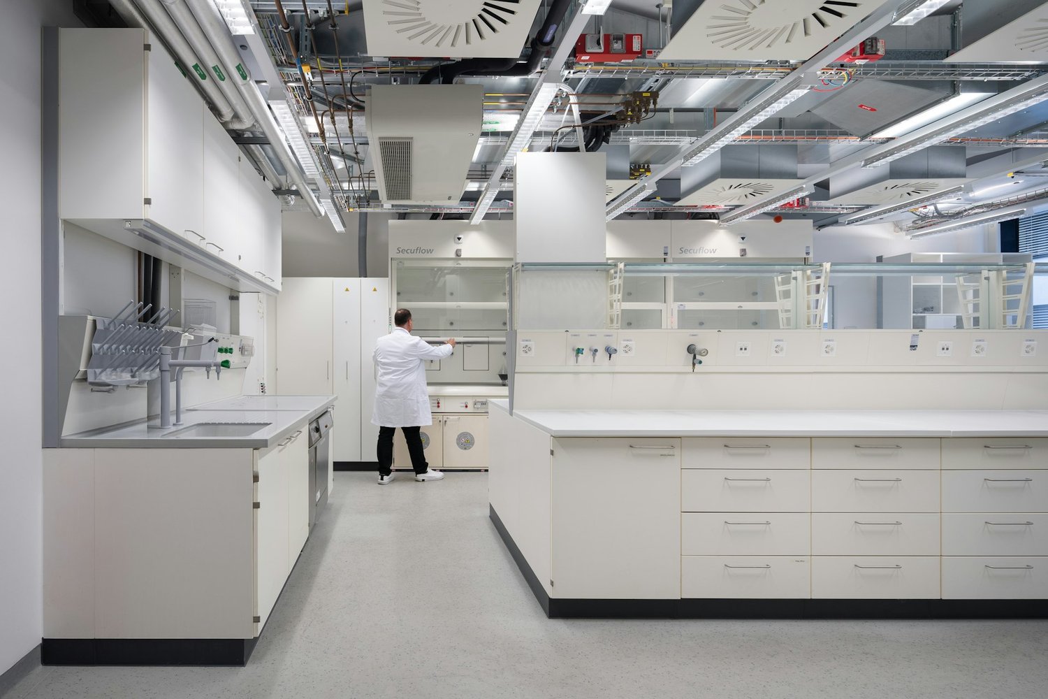 35000m² laboratory, Foto 1 von 10