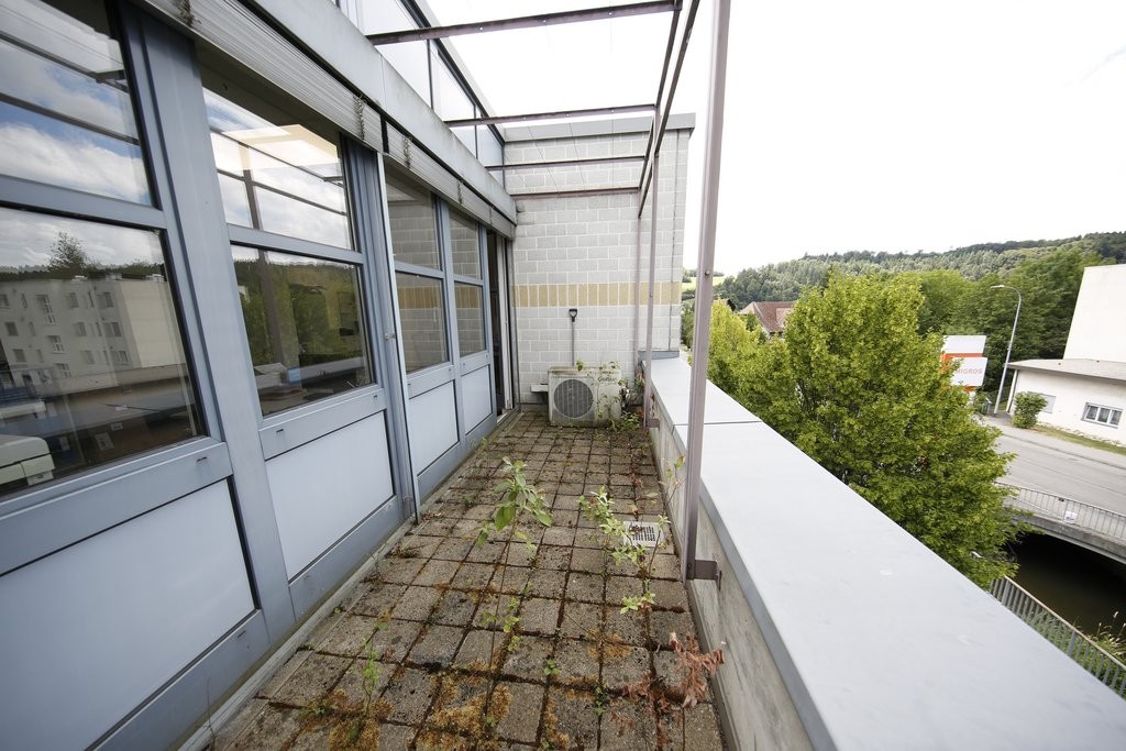 104m² commercial