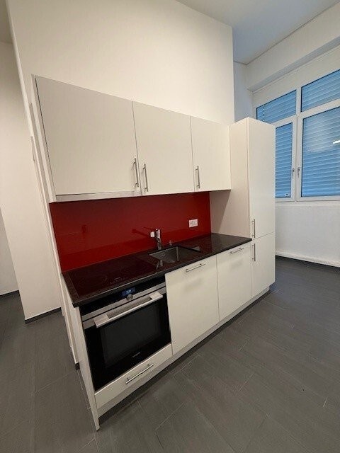 93m² office