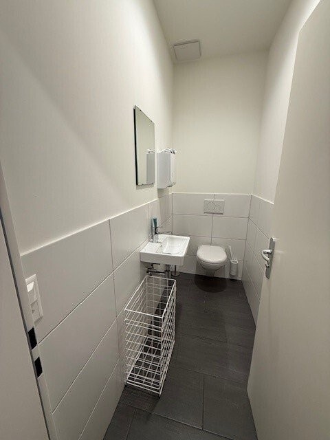 93m² office