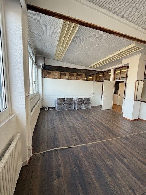 93m² office