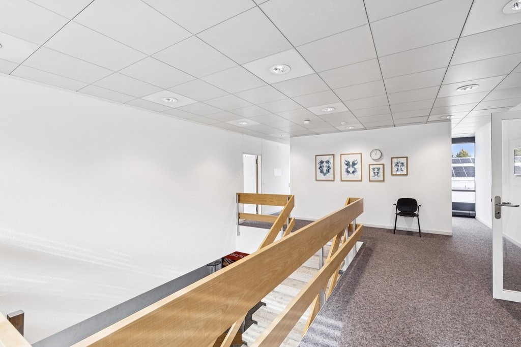 66m² office
