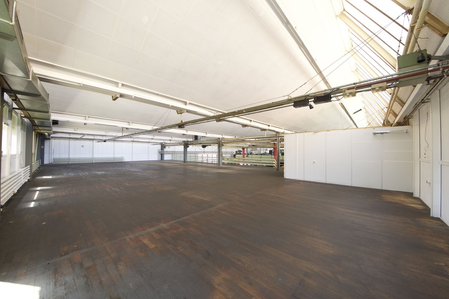 2000m² office