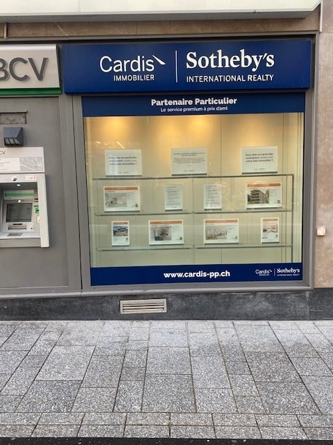 Display window, photo 3 of 4