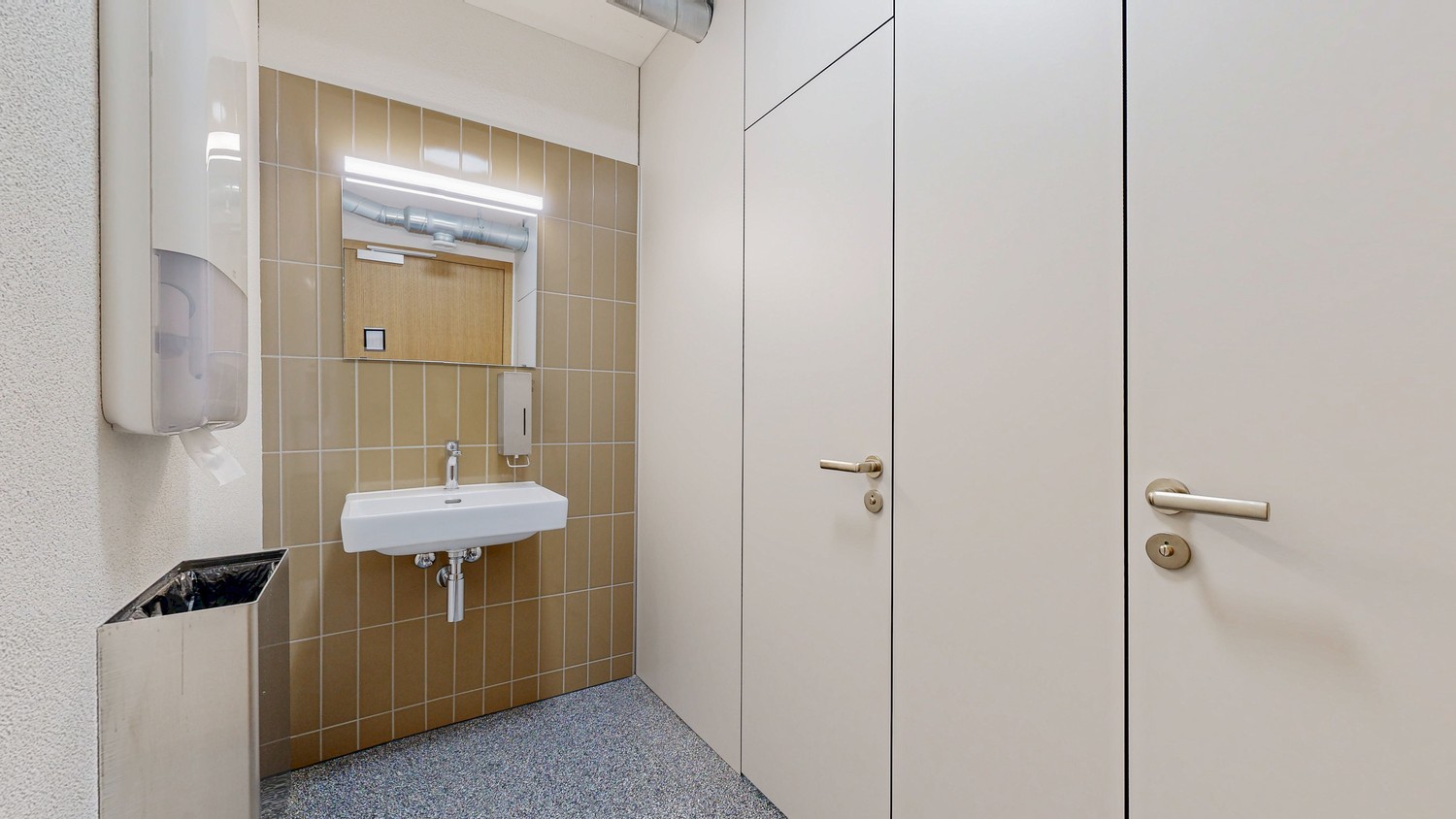 121m² office