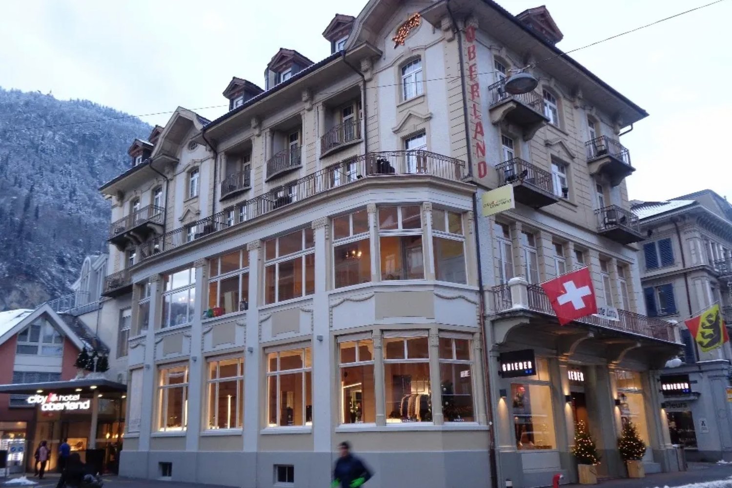 320m² shop