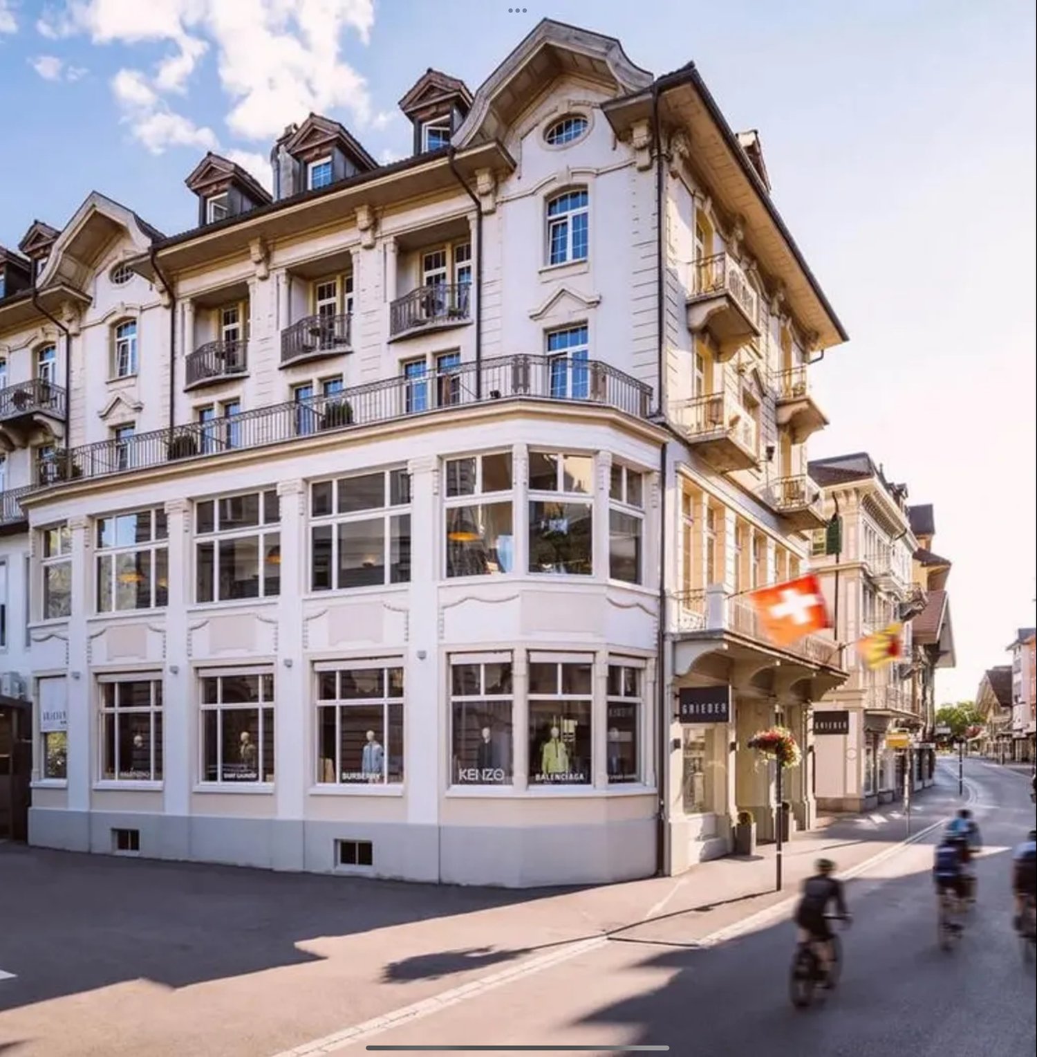 320m² shop