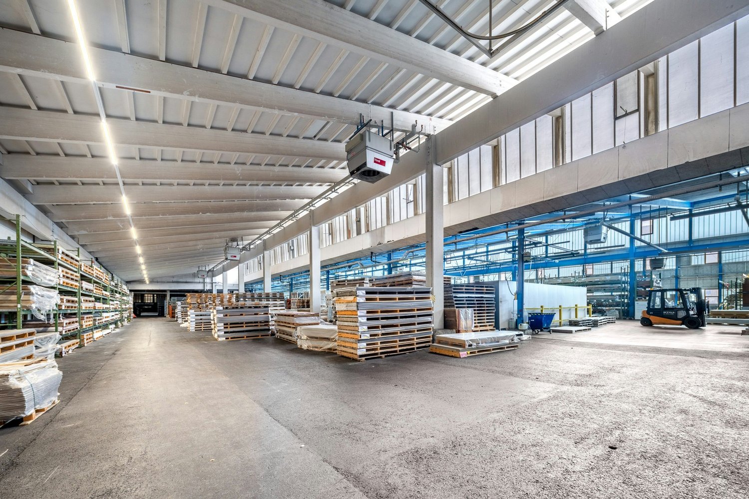 7530m² storage room