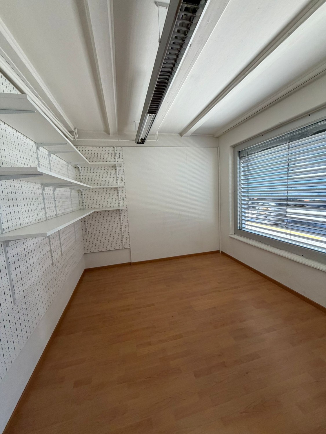 240m² shop, Foto 6 von 10