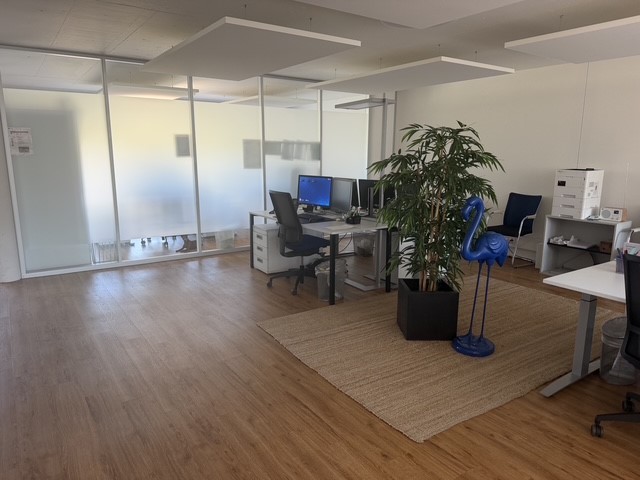 319m² office
