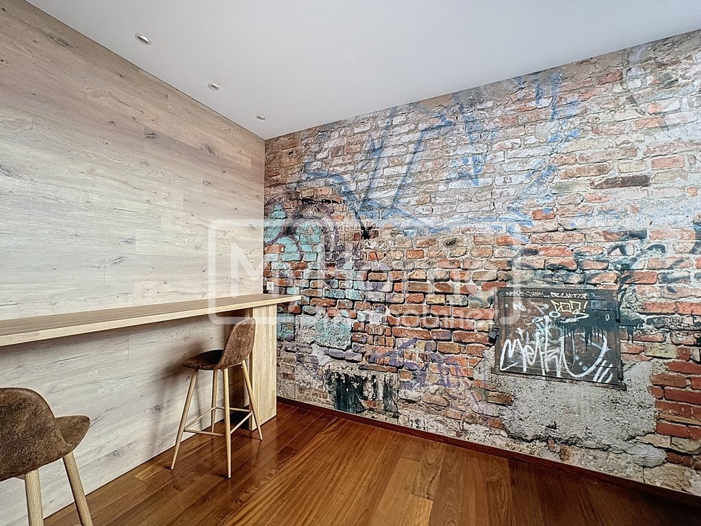 967m² shop