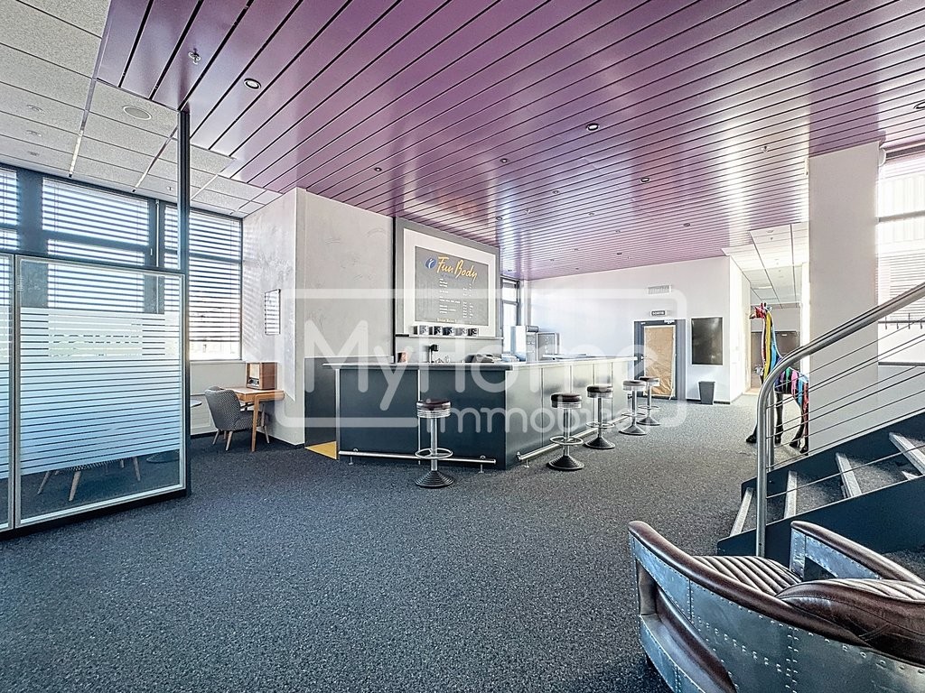 967m² shop