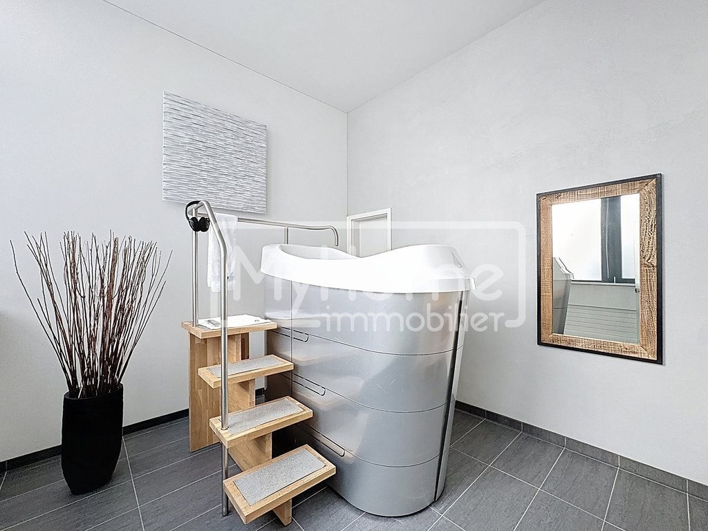 967m² shop