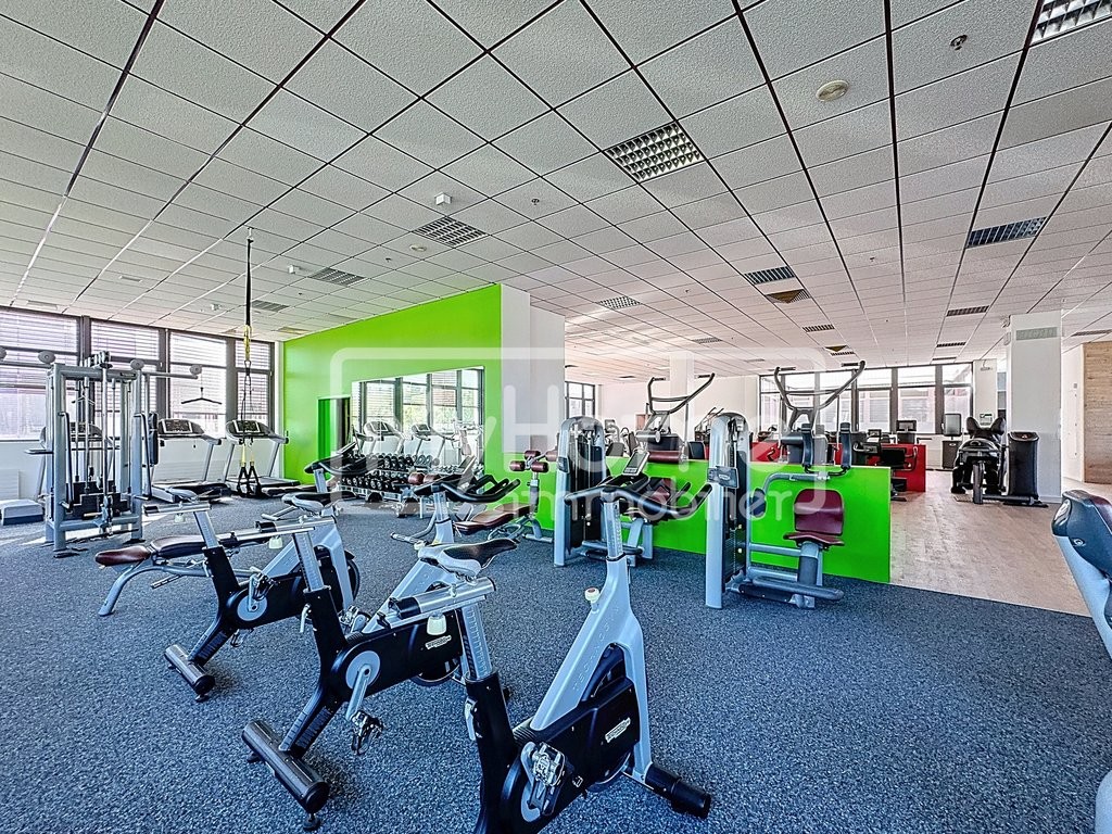 967m² shop